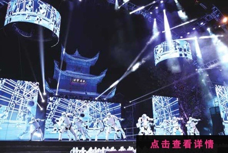 汪涵在國際新媒體藝術(shù)節(jié)上與智能機(jī)器人一起主持